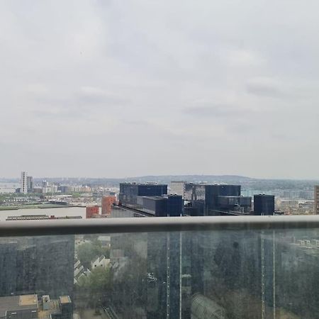 Skyview Waterside City Luxury Apartment London Exteriör bild