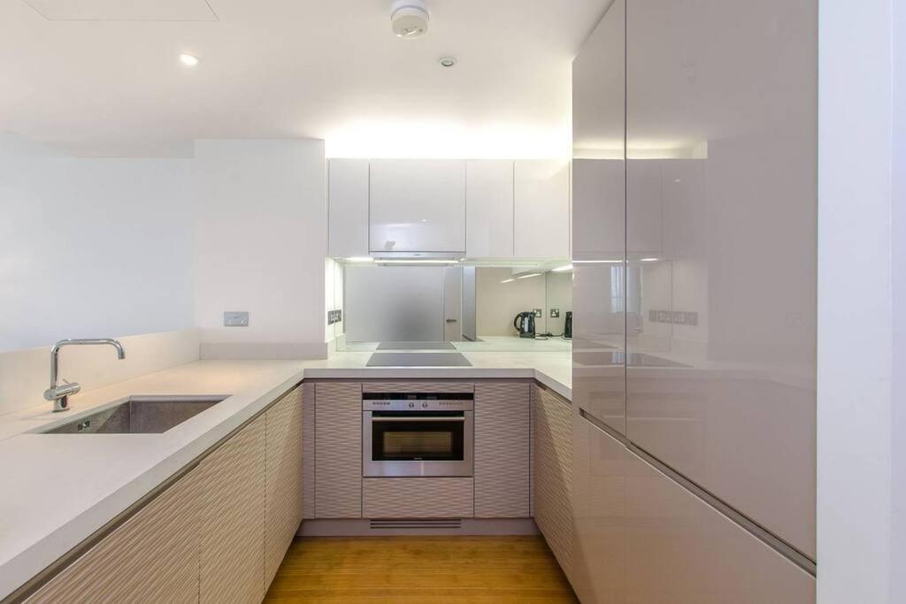 Skyview Waterside City Luxury Apartment London Exteriör bild